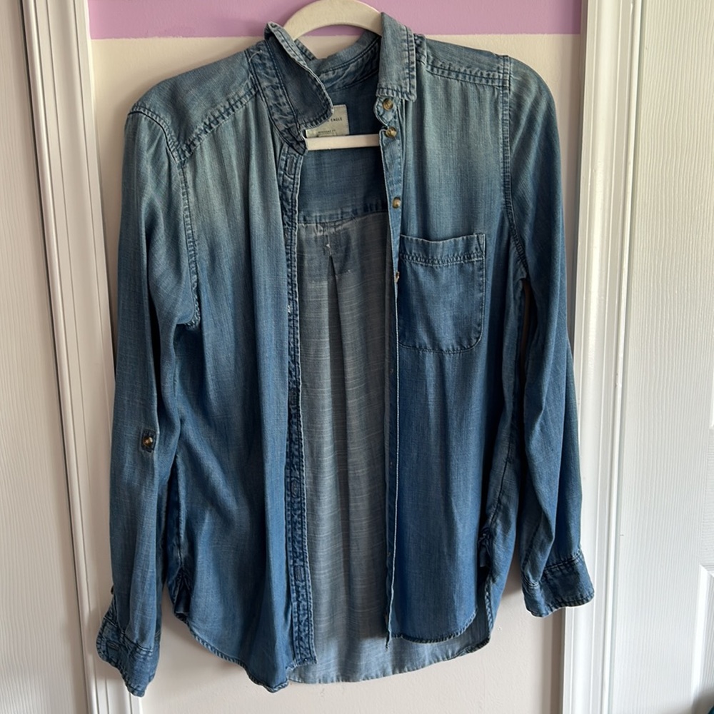 Women’s boyfriend fit chambray shirt size M— like new never worn